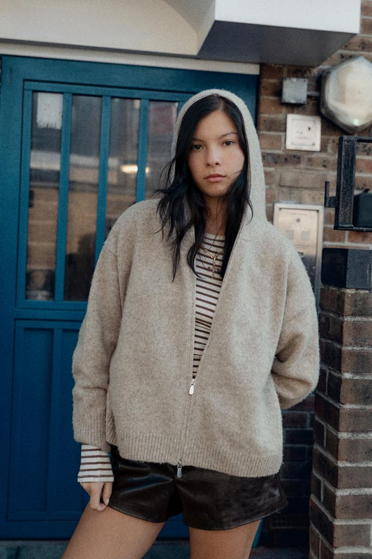 VESTE EN LAINE À CAPUCHE